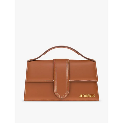 Jacquemus light brown Le Grand Bambino tan læder taske med minimalistisk design og guld Jacquemus-logo