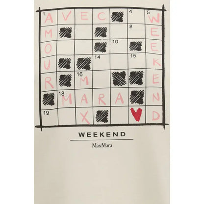 Minimalist Max Mara kalender med pink og sort håndskrift på cream cotton t-shirt fra outlet mærkevarer