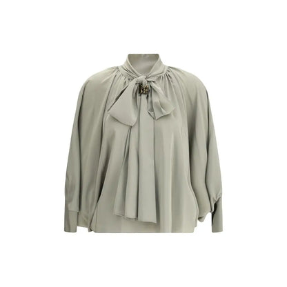 Max Mara Leonida silk blouse i blød salviegrøn med samlet hals og elegant bue med metalspænde