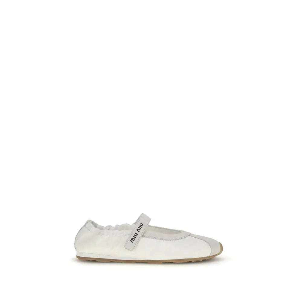 Hvide Miu Miu balletflats i minimalistisk stofdesign