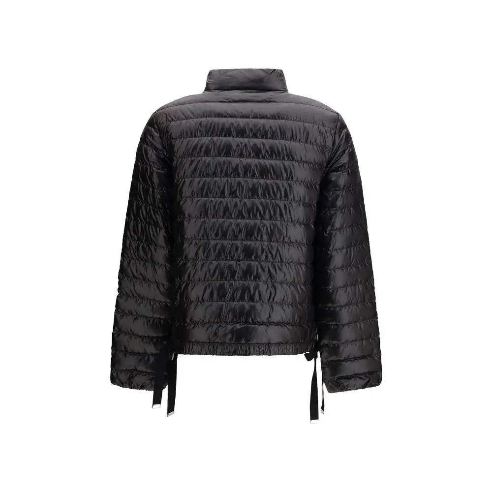 Moncler black polyamide coat med sort quiltet puffer, høj krave og snører ved manchetterne