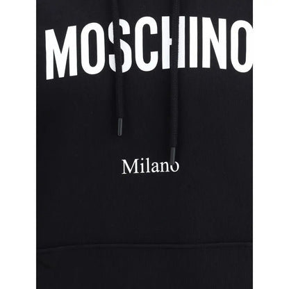 Sort Moschino logoed hoodie med sort stof, hvid Moschino-skrift på brystet og Milano nedenunder