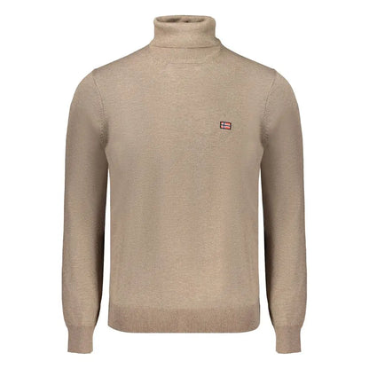 Beige turtleneck polyester sweater med norsk flagbroderi på brystet
