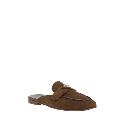 Prada brun kalveskind Bos Taurus mules med brun semsket mule loaf og metallisk trekantet logo