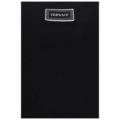 Versace sort top i sort bomuld med sort Versace-logo patch med hvid broderet tekst og synet kant