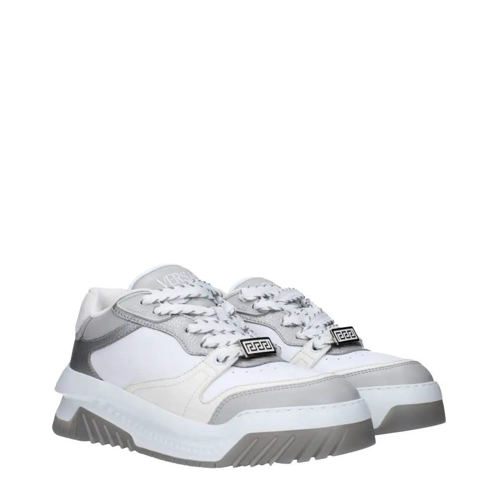 Versace white leather chunky sneakers med grå detaljer og sort grekisk nøgle-logo