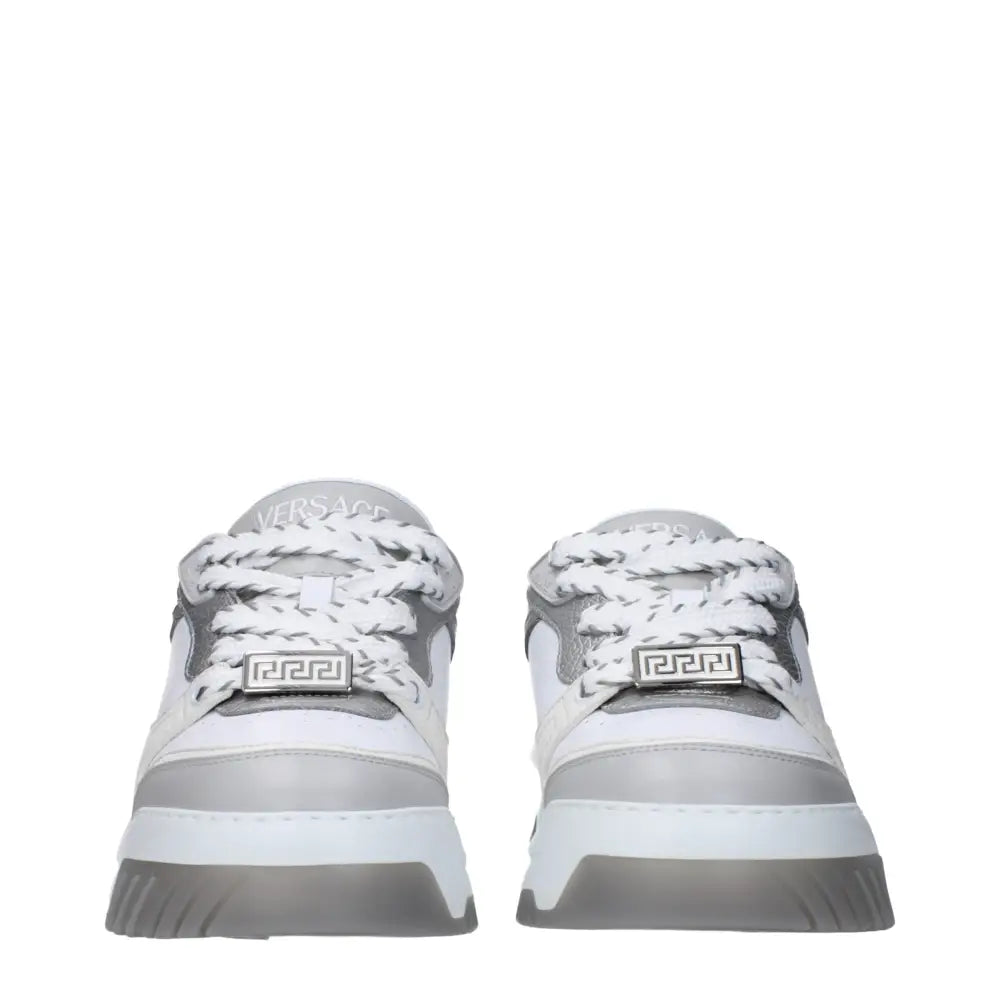 Versace white leather chunky sneakers med grå detaljer og metallisk græsk nøgle på snørerne