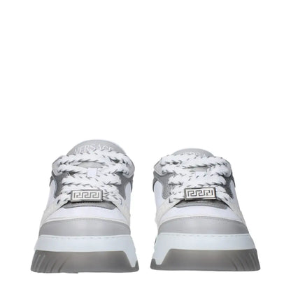 Versace white leather chunky sneakers med grå detaljer og metallisk græsk nøgle på snørerne